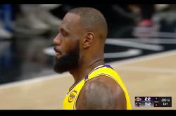 开云体育官网-湖人惨遭快船横扫，詹姆斯尴尬表情