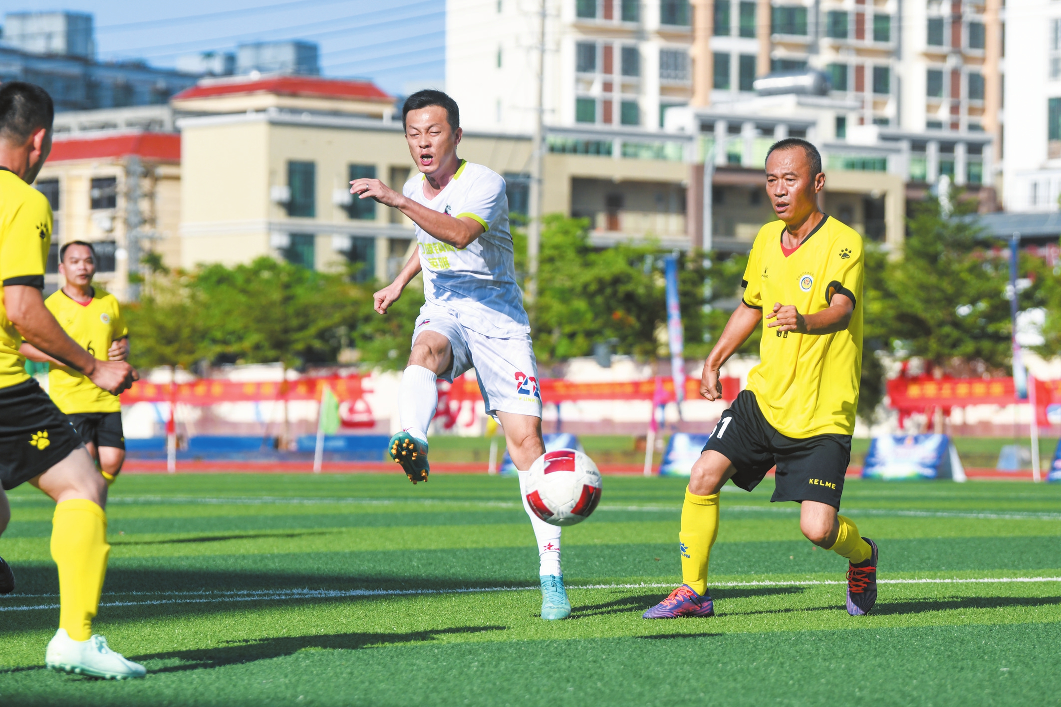 关于本土职业足球联赛精彩瞬间抢眼的信息