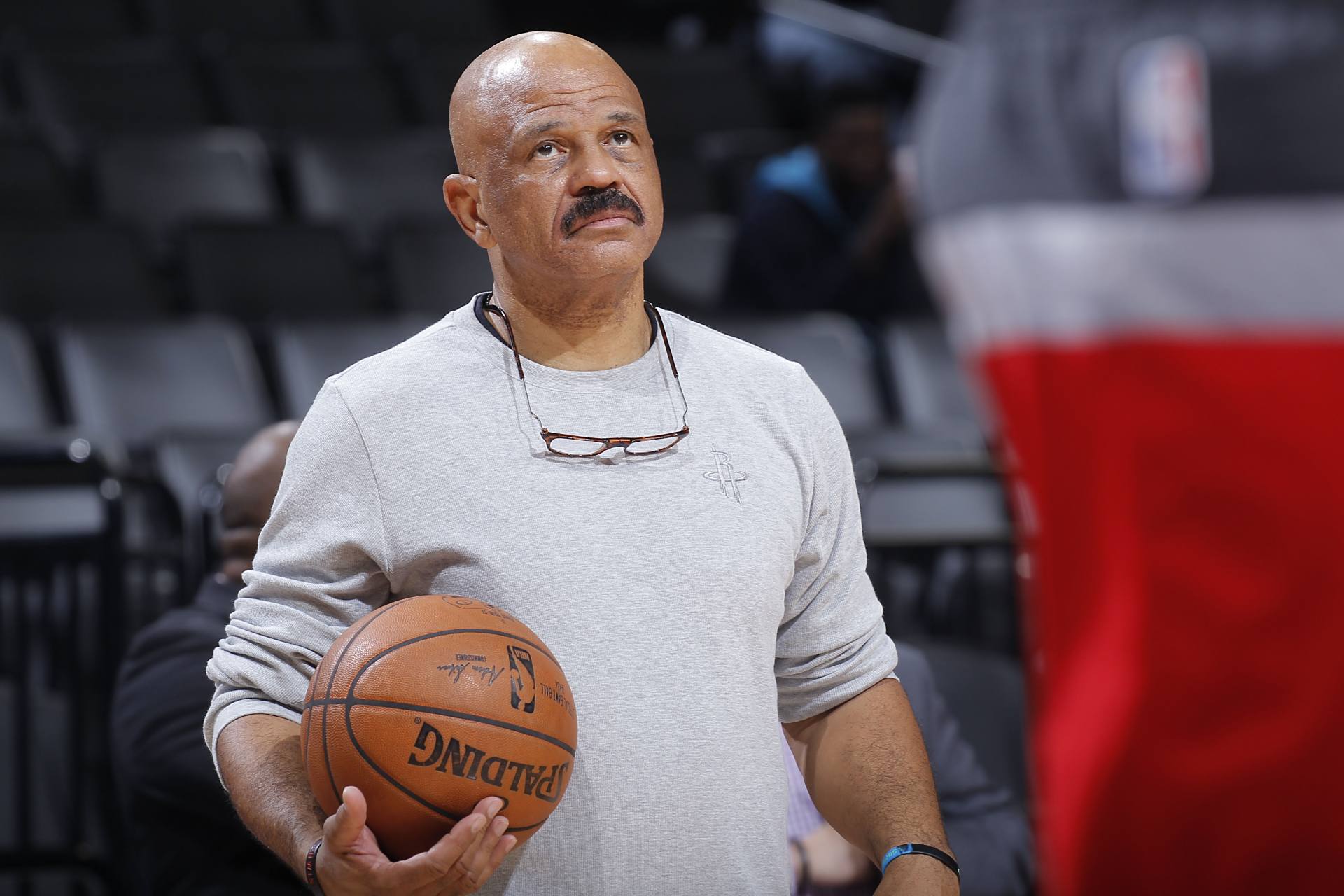 火箭主帅临危不乱,指挥全队步步为赢 火箭主帅临危不乱,指挥全队步步为赢