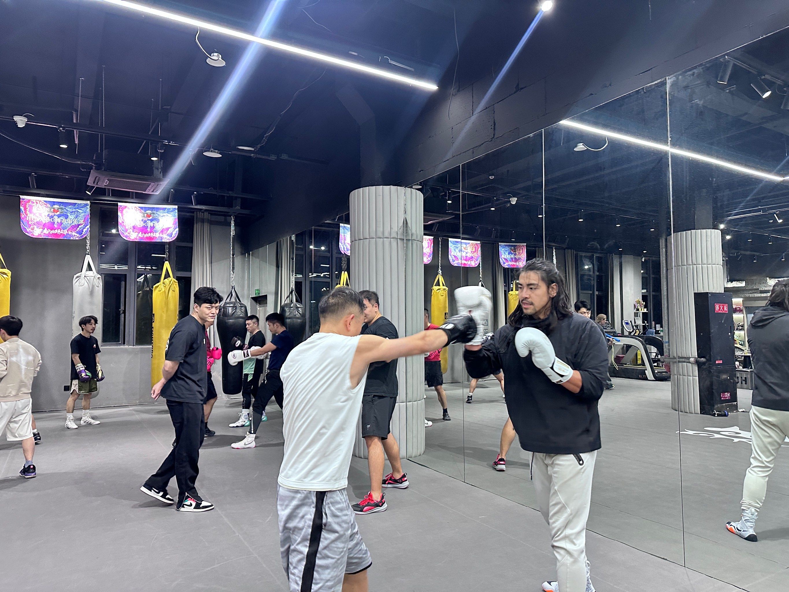 拳击选手勇往直前,拳拳到肉冠军尽在握的简单介绍 拳击选手勇往直前,拳拳到肉冠军尽在握的简单介绍