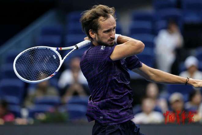 包含美国网球队逆转英国网球队，梅德韦杰夫统治全场的词条