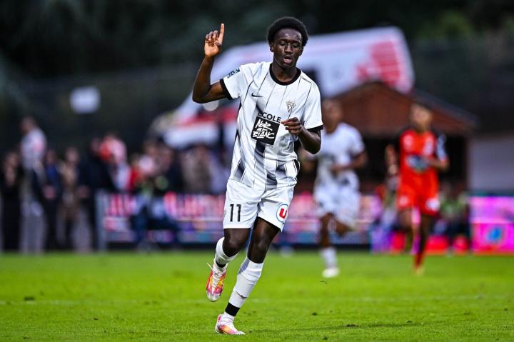 关于巴西血洗马德里竞技，马夏尔完成帽子戏法的信息