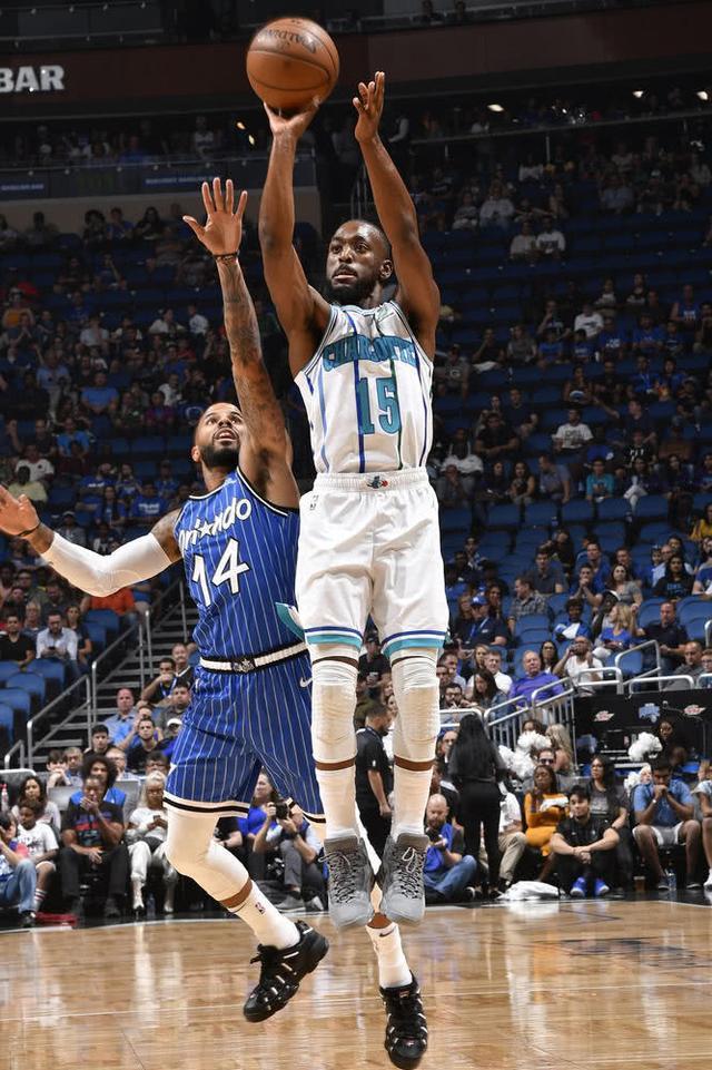 黄蜂客场逆转太阳，取得关键胜利