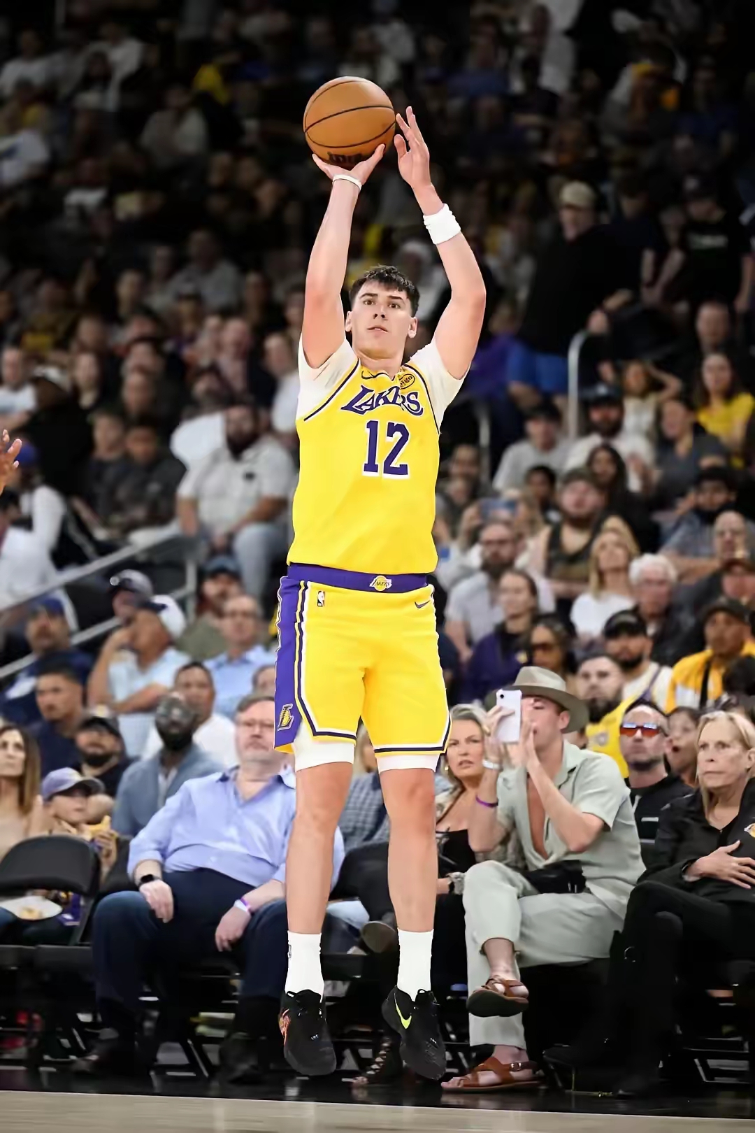 意甲焦点战焦点战,湖人防守锁死黄蜂 意甲焦点战焦点战,湖人防守锁死黄蜂