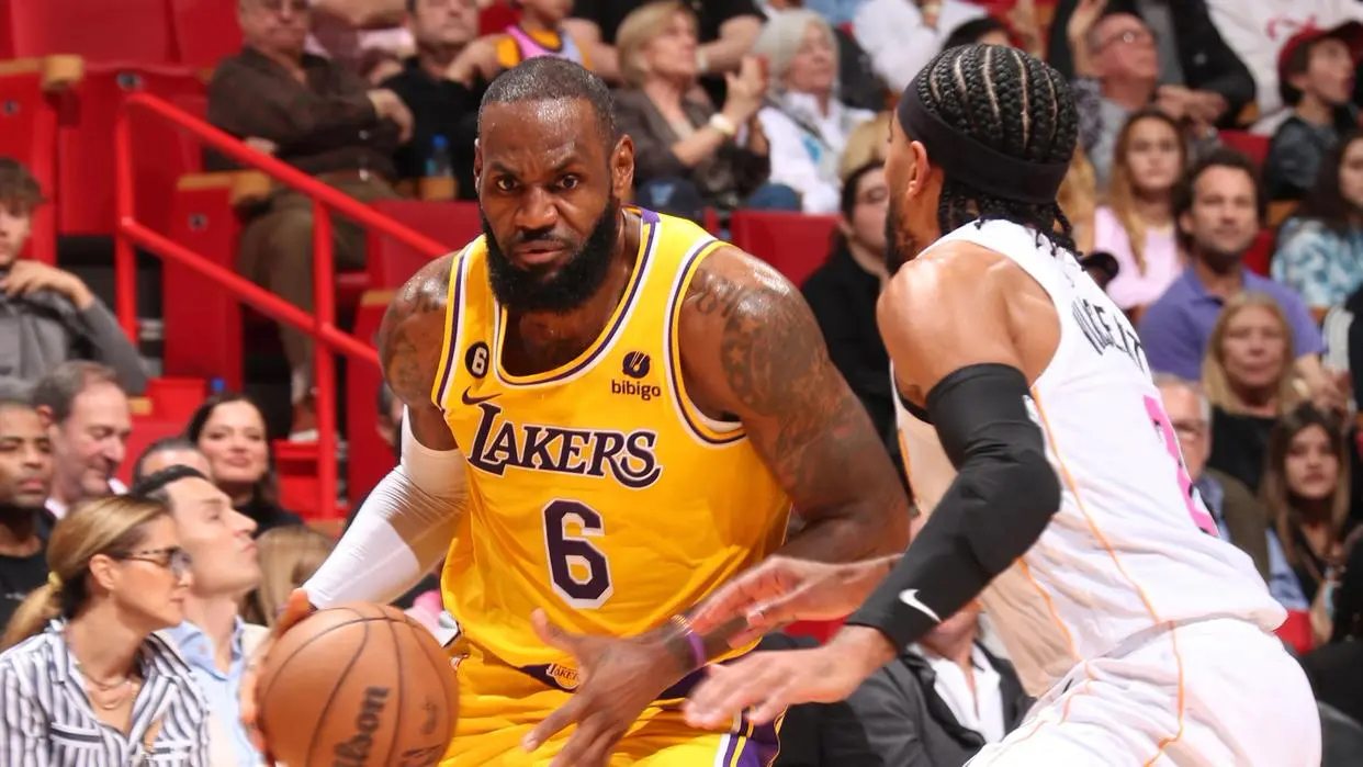 意甲焦点战焦点战,湖人防守锁死黄蜂 意甲焦点战焦点战,湖人防守锁死黄蜂